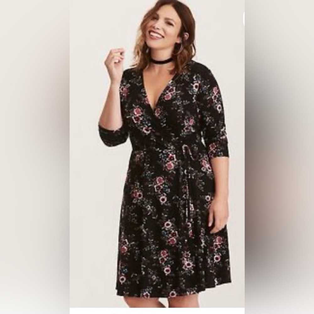 Torrid size 0 suplice faux wrap style knee length skirt, black with pink flowers